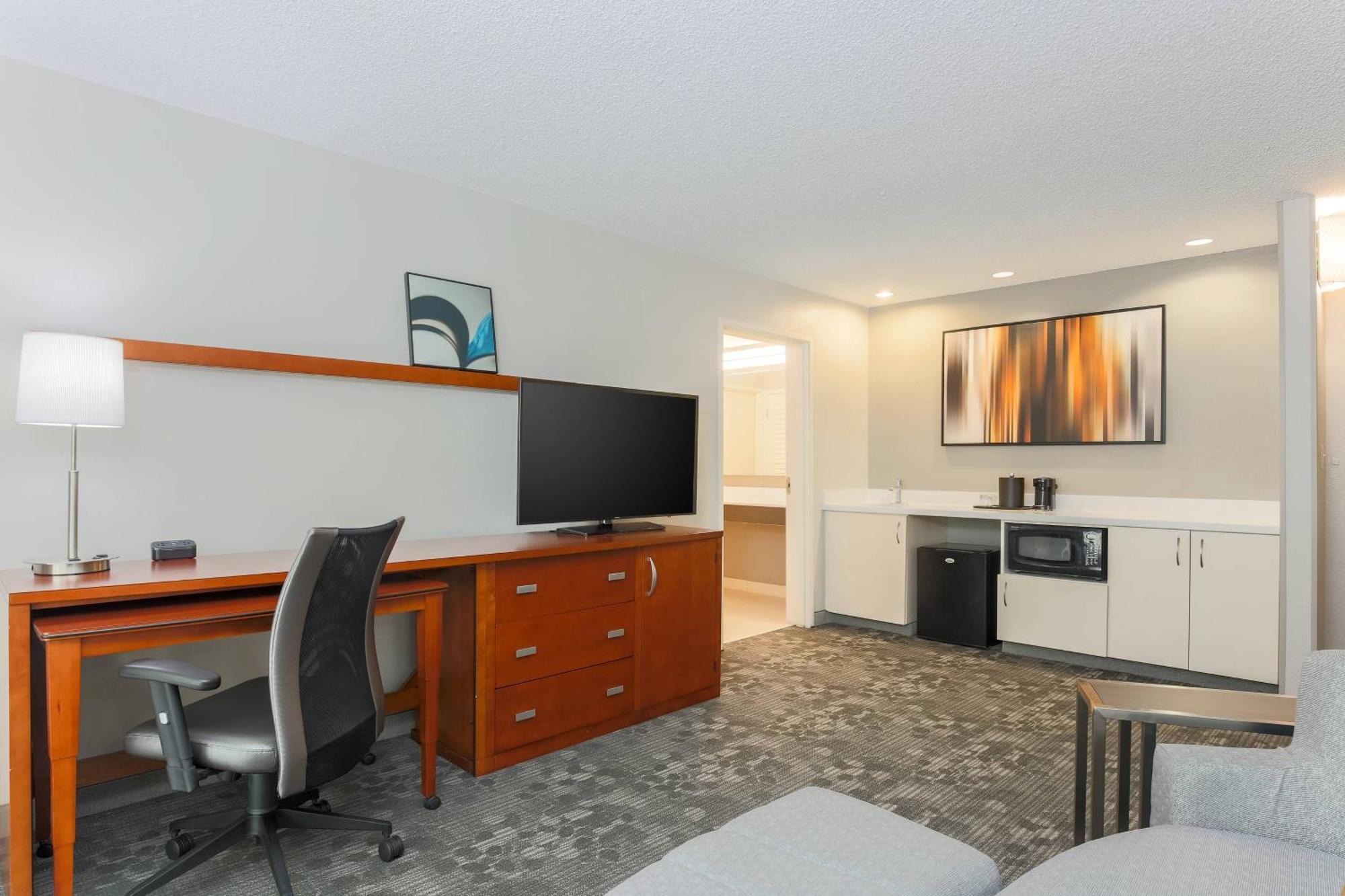 Отель Courtyard By Marriott Monroe Airport Экстерьер фото