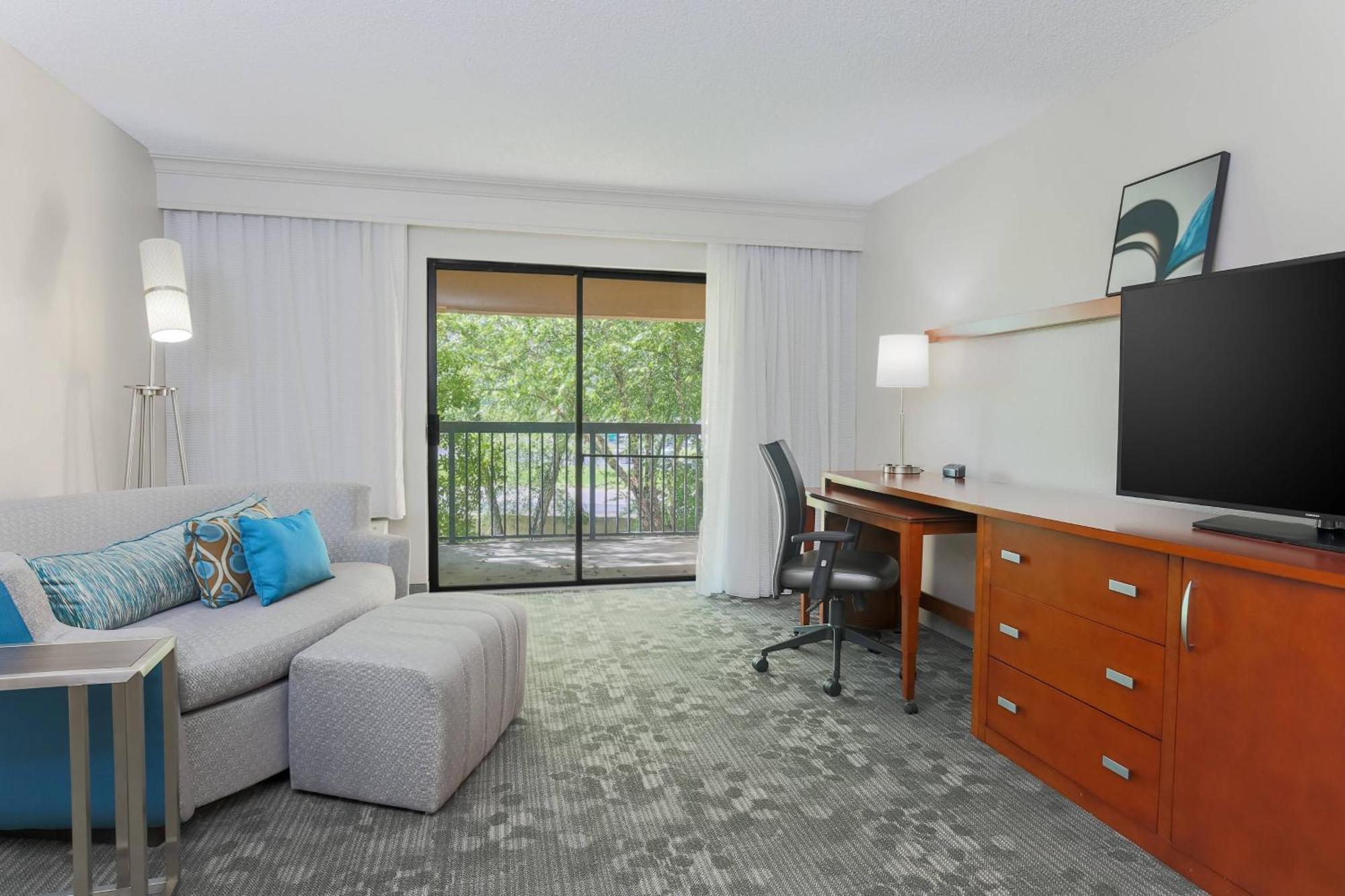 Отель Courtyard By Marriott Monroe Airport Экстерьер фото