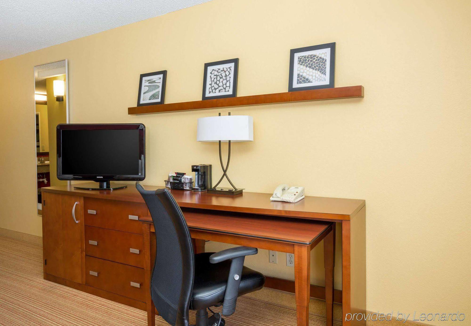 Отель Courtyard By Marriott Monroe Airport Экстерьер фото
