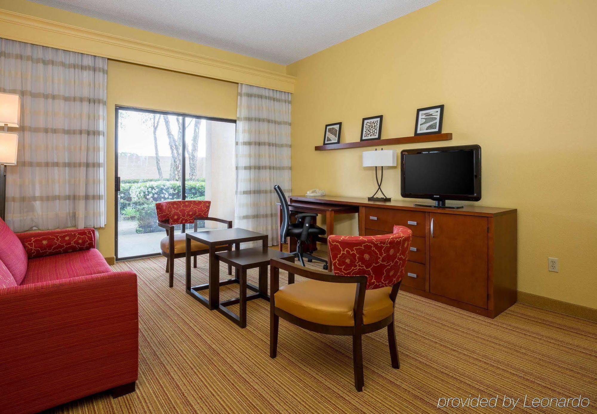 Отель Courtyard By Marriott Monroe Airport Экстерьер фото